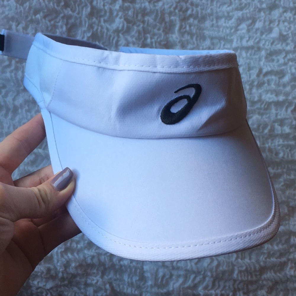 White ASICS visor 🖤